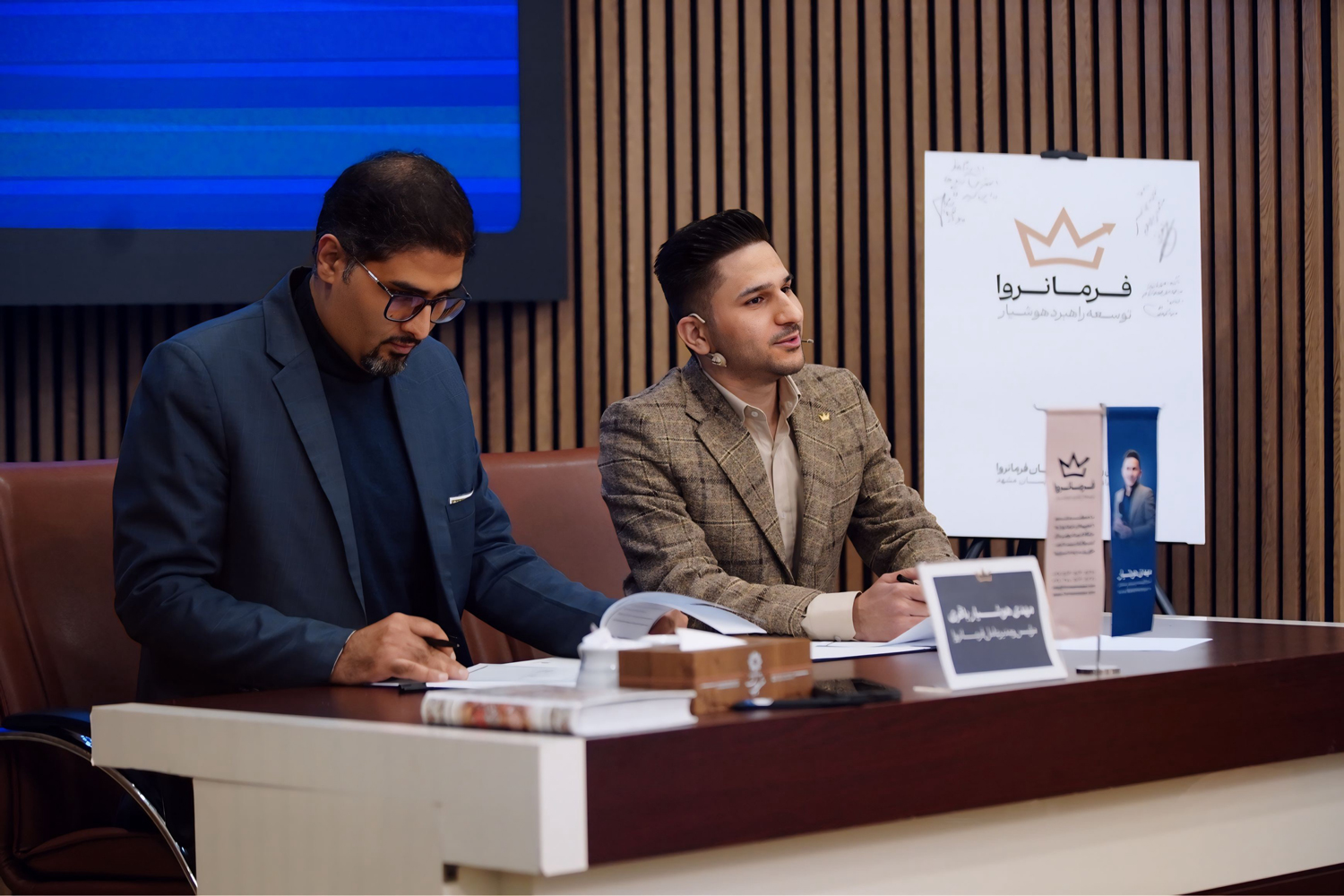 مهدی هوشیار در اجلاس فرمانروا درحال امضا تفاهم نامه